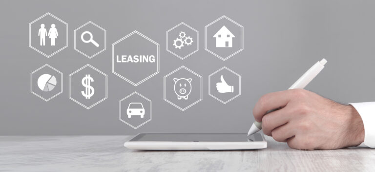 Leasing tablet i długopis symbolizujący akceptację