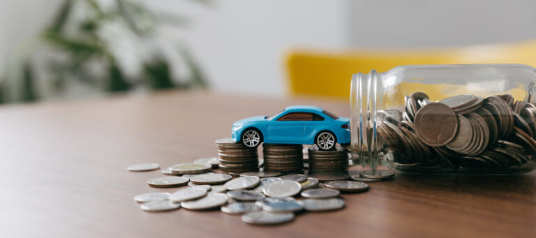 Samochód na monetach symbolizuje Leasing na start