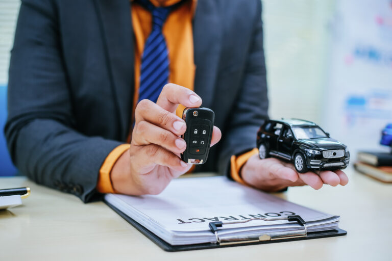 Ikona samochodu i kluczyka symbolizująca Leasing