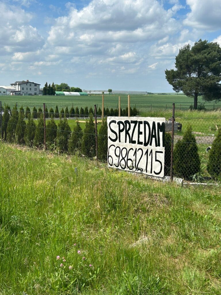 Działka usługowo-mieszkalna 870 m² (8,7 ara) – zielona okolica, media przy działce